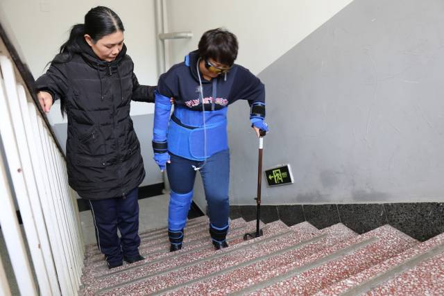 模拟老人拄拐上下楼 模拟家属辅助老人行动