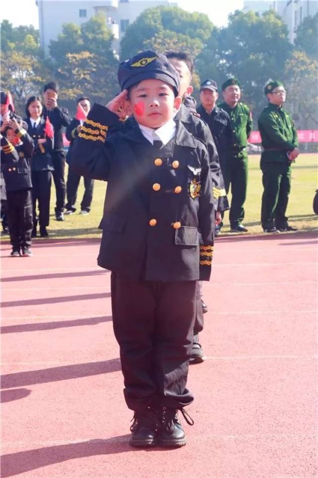 下沙这两所幼儿园的孩子穿上军装的样子太帅气了!
