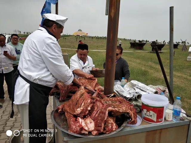 短片| 《外国人眼中的鄂尔多斯乌审旗》——烤全牛盛宴!