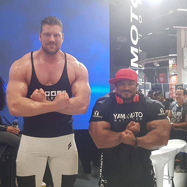 这位男子的名字叫olivier richters,健身8年以来,他增重接近140斤,被