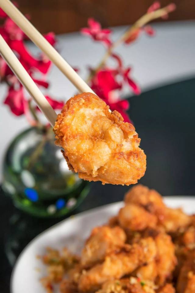 楼上的招牌小食—— 酥炸田鸡腿,这里也依旧看得到,只是在做法上悄悄