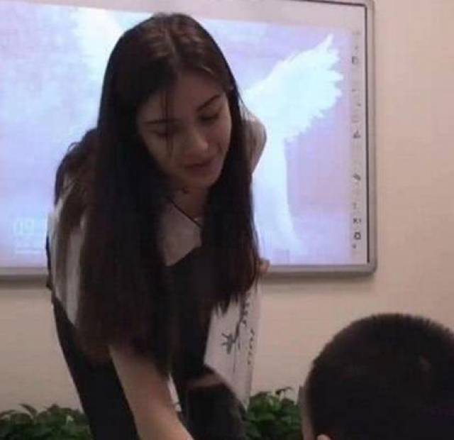 美女幼师走红网络弯腰的那一刻孩子爸以后我负责接孩子