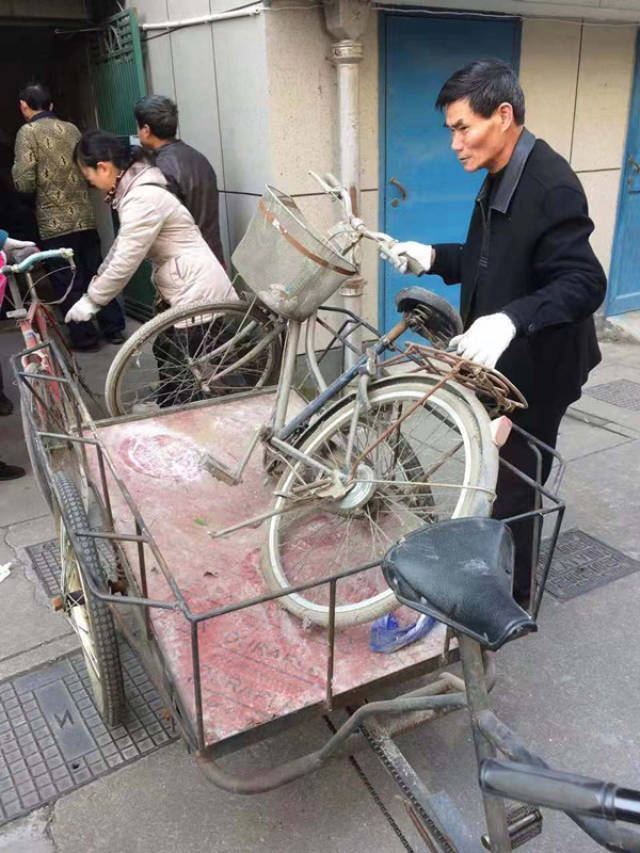 "红管家"处理小区的废旧自行车 通讯员供图