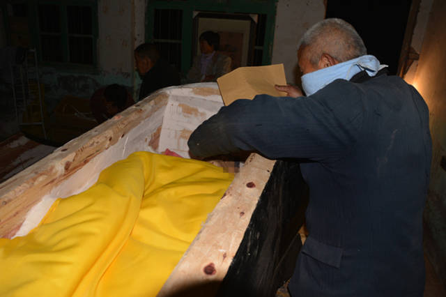 湖北随州:镜头真实记录农村葬礼之入棺