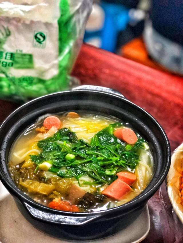 藩库街这家没环境,没招牌的砂锅米线,我一周吃了4天!
