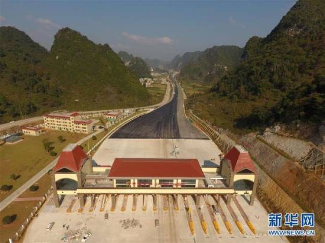 至龍邦高速公路,起於廣西靖西市新靖鎮舊州村,終於龍邦口岸海關大樓處