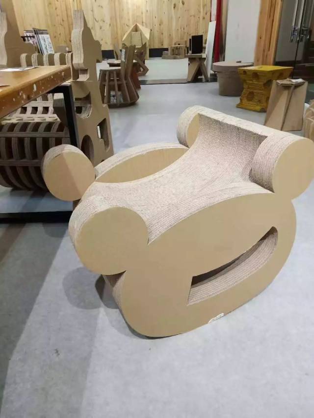 对纸艺的幻想藏进了纸板里,把简单的几块瓦楞纸板变成了令人惊叹的