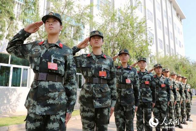 武警女兵在进行敬礼训练