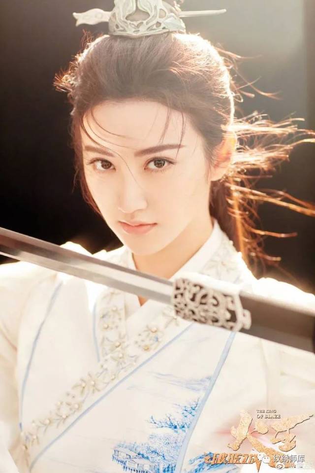 角度合适的英气剑眉配上大眼小v脸,气质爆棚!