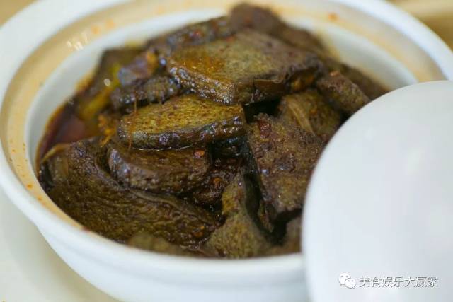 由黑豆,黑米,黑芝麻制作而成的黑豆腐香味浓郁, 经过烹饪表皮有一点点