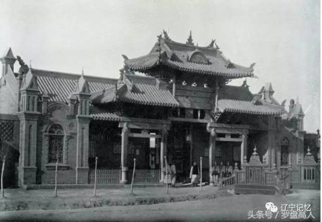 图为原奉天制造银元总局(今沈阳造币厂前身)正门1905年照