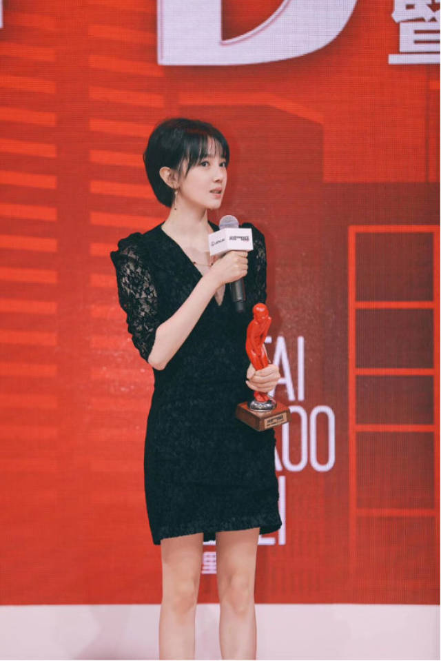 颁奖晚会现场,陈小纭身穿黑色短裙,银色高跟鞋,大长腿显露无疑,肤白貌