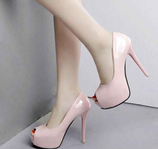 细跟高跟鞋更具备强烈的气场感,将纤细的脚踝曲线演绎地淋漓尽致_手机