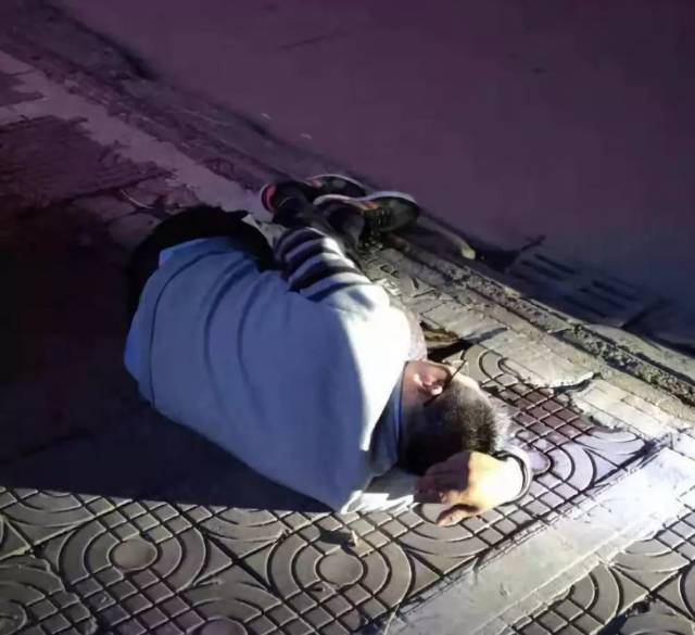 【社会视角】宝应一男子竟直接睡路上了!什么情况?