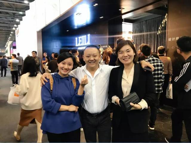 华艺广场总经理丁瑜和商户合影(右一)