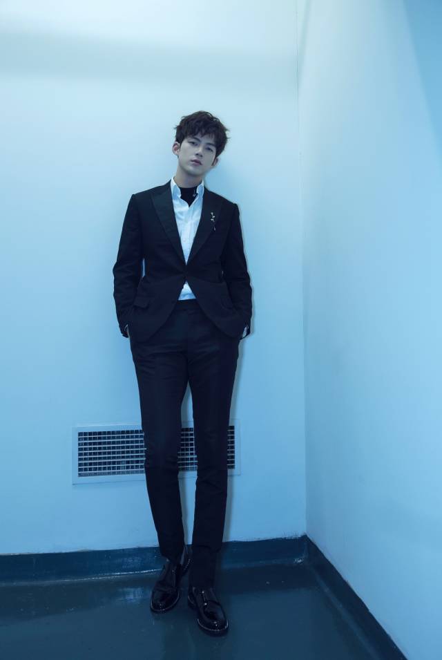 董力写真晒长腿 尽显高贵气质感