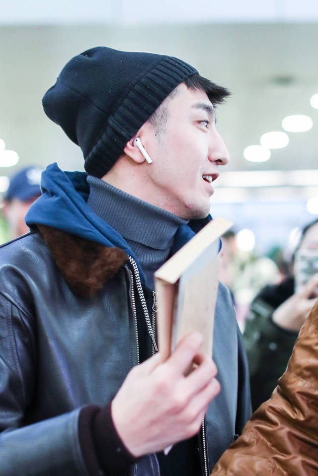 金瀚素颜也这么帅?出门叠穿三件都不显胖,额头前的刘海太搞笑了