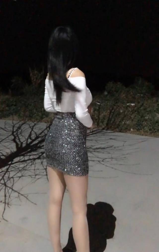 夜晚出街的网红小姐姐, 站在马路上清纯动人
