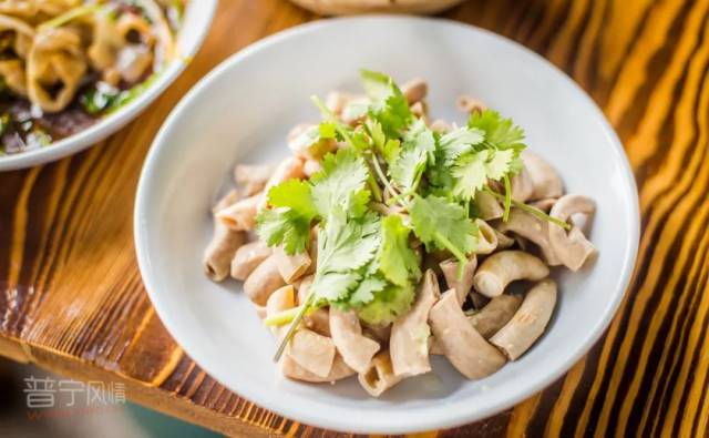 苦肠俗称 "脆肠",煮熟切段,拌上蒜蓉和万能百搭的香菜,口感劲道略苦.