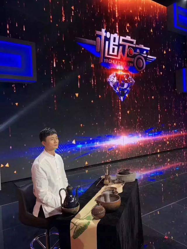 陆金喜于央视《一槌定音》栏目演示宋代点茶技艺