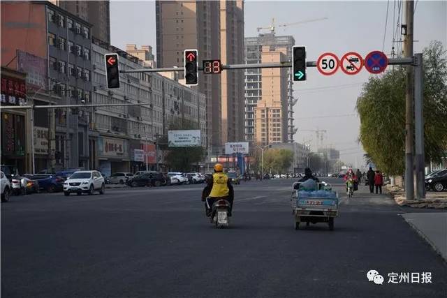 中兴路明月街路口非机车闯信号灯通行.