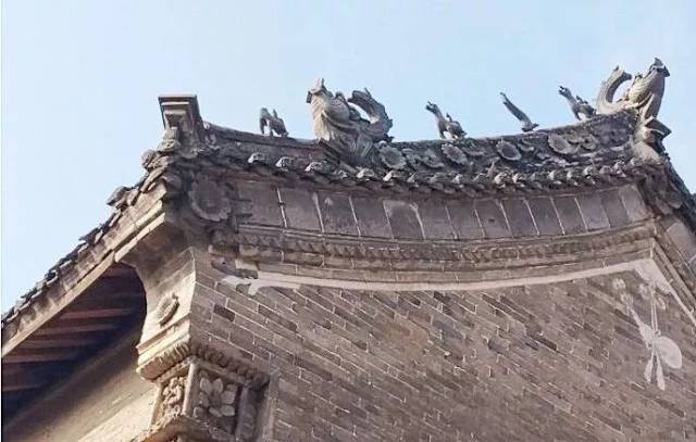 该庄园是民国时期国民党中将王凌云之弟王凌汉所建,建筑坐西朝东,呈长