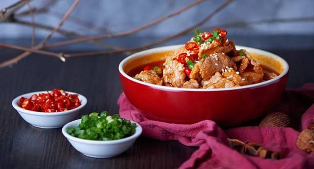 秘制麻辣牛肉经过手 工腌制超过2小时以上～入口鲜香嫩麻辣