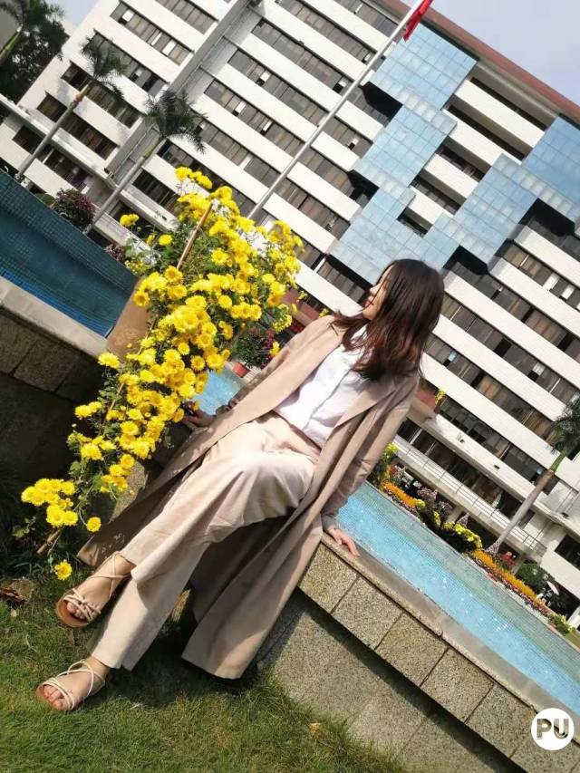 相信大家都想知道怎么拍大长腿 只要把手机倾斜45度,将人物置于对角线