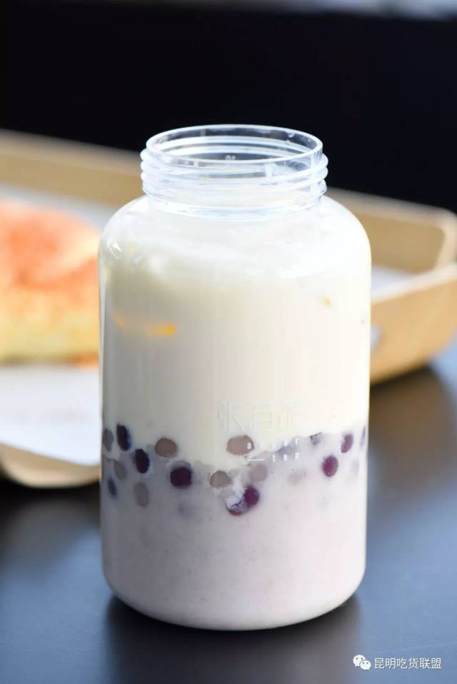 「厚芋泥牛乳茶」来啦!再搭配一只拉丝1米的「流沙包」,无惧昆明寒冬!