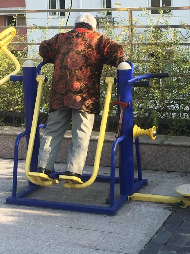 们在院子里惬意地享受阳光,一位95岁的奶奶甚至在健身器上锻炼身体