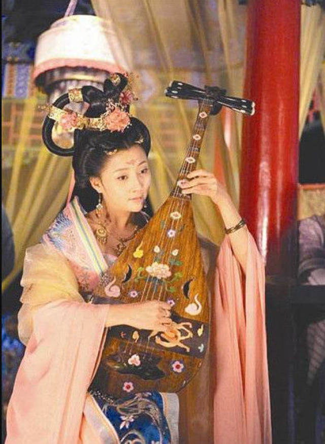 他的妆容很干净,那时候的她也还很年轻,头发是经典的贵妃常用的发式