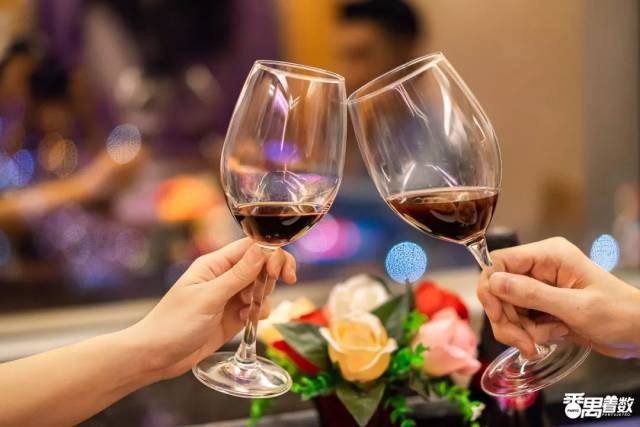 新升级的 红酒坊,充满格调的宽敞包间,无论是亲友聚会,庆祝派对,还是