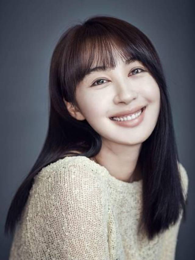 李菲儿晒照脚上的鞋成亮点网友比杨颖美黄晓明后悔吗