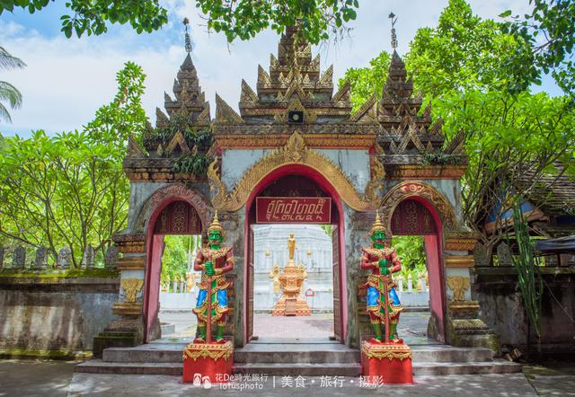 傣族人信仰佛教,每個村寨都有寺廟,村寨裡的群眾經常會到寺廟來點香