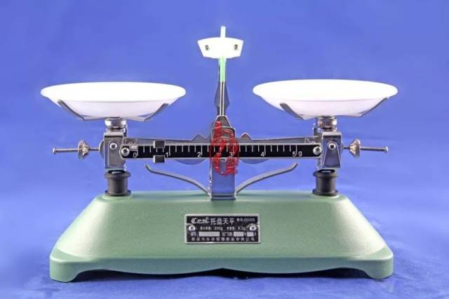 还是托盘天平,用来做各种物理化学实验?烤箱托盘,用来摆放甜点?