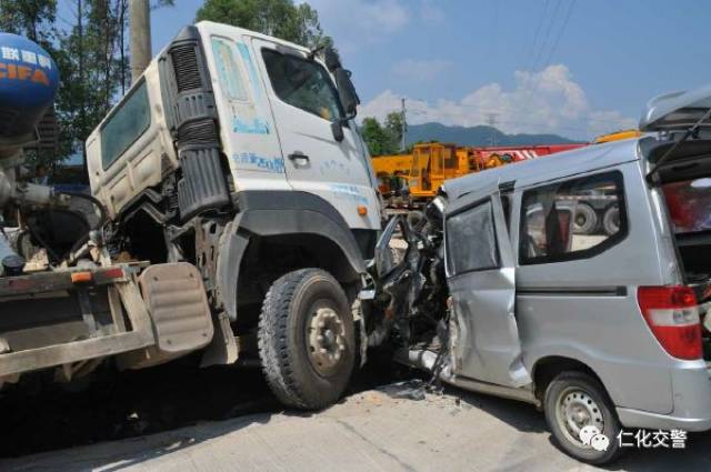 仁化:小车转弯撞货车 驾驶员当场死亡