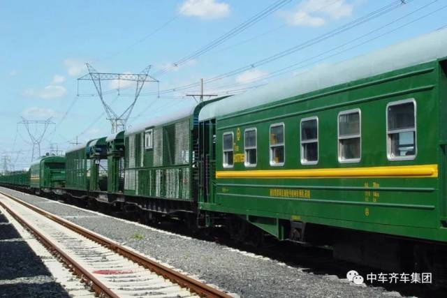 t11型长钢轨运输车组(1986年) 摄影:王怀俊