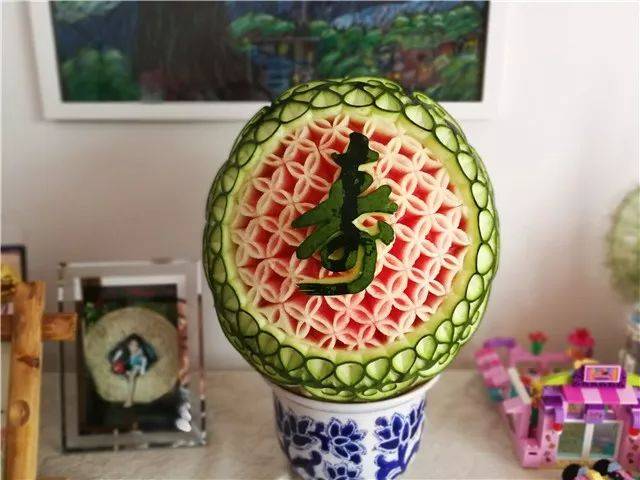 驾得了帆船,雕得好果盘!这个青岛小哥太牛了!直接刷爆朋友圈!