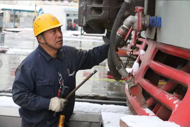 【最颜值】库尔勒机务段:这么"高颜值"的火车司机,你见过吗?