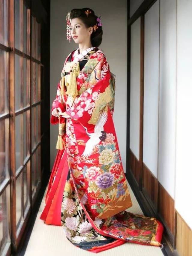 元禄时代时,男子在17岁时的春季,女子无论婚否,在19岁的秋季时穿着