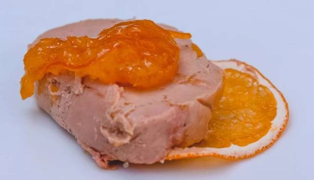 橙香鹅肝搭配全麦面包 咸味的鹅肝,橙子味的果酱,一口下去口感很奇妙.