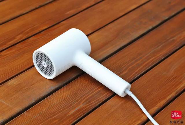 米家水离子吹风机图赏:一台 169 元的「补水」吹风机