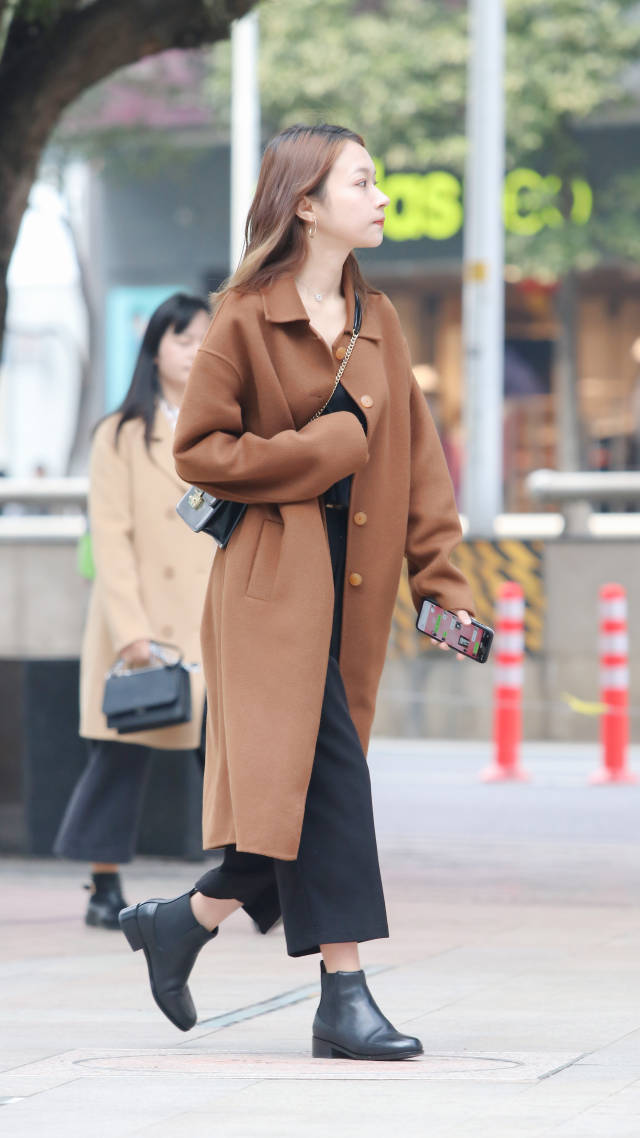 街拍:棕色呢子大衣搭短靴,气质优雅又迷人,诠释了冬季的性感