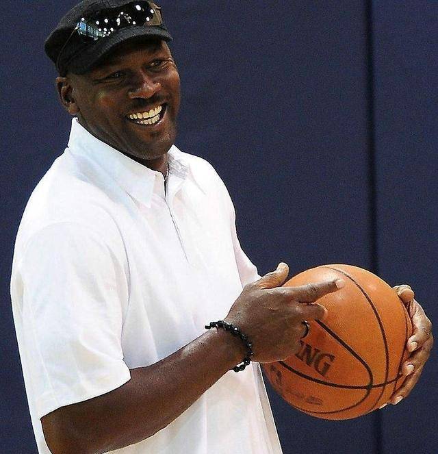 肯巴沃克带着黄蜂一路狂奔乔丹和巴图姆在扯着后腿