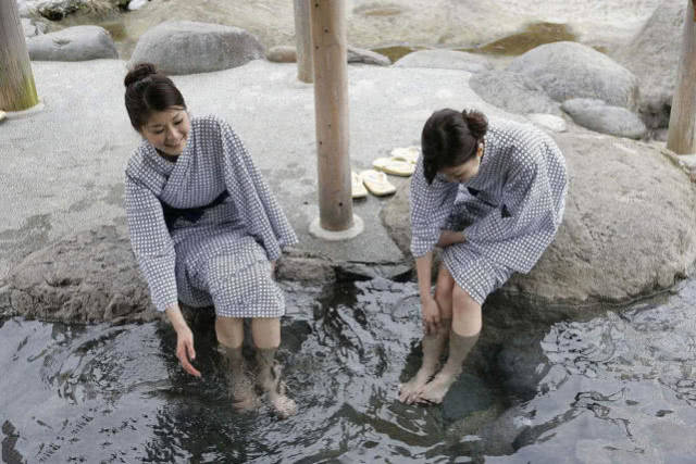 中国游客边泡温泉边玩手机的行为,被日本人反感,网友:没毛病