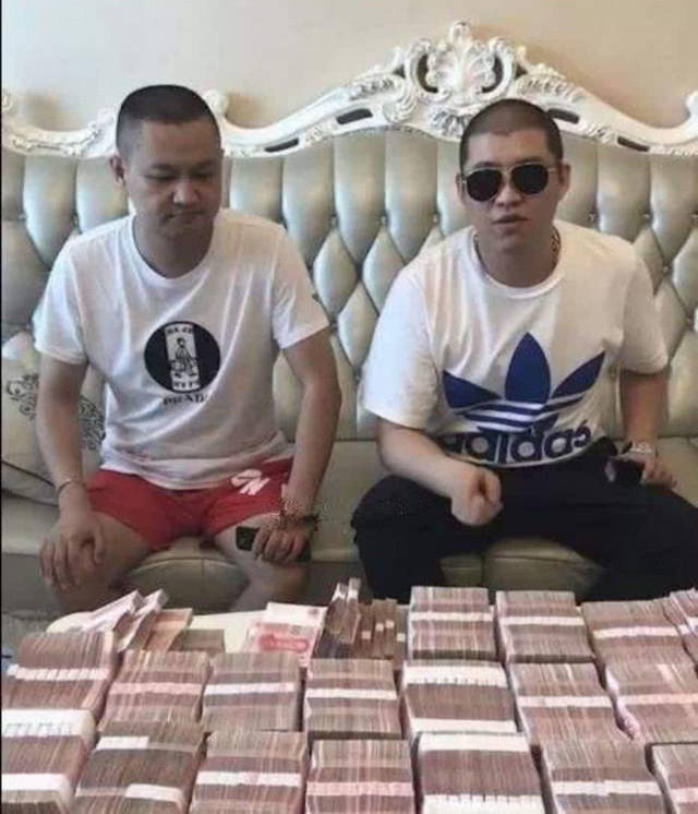 他的弟弟二子爷在直播的时候说那个时候二驴和打土豪百万星光五哥在