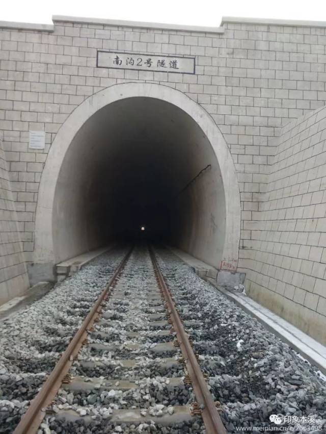 单拱双拱车站隧道图片