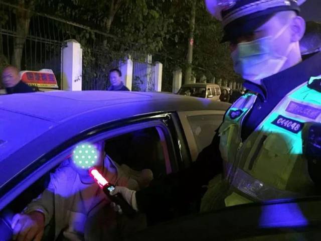 这个周末,蓝田交警大队每晚出动警力60人,警车15辆,在县城开展酒驾
