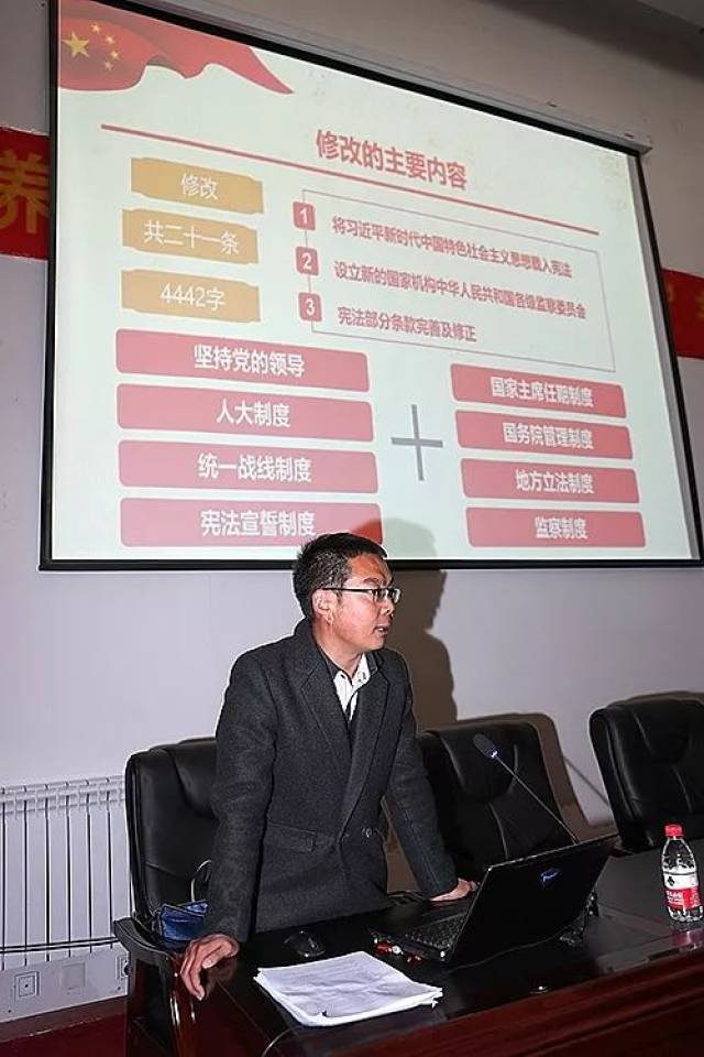 西藏职业技术学院副教授任军辉进行普法宣讲