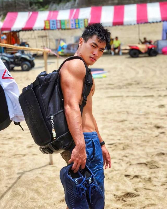 新人演员为了火与一群肌肉男上演泳池play!